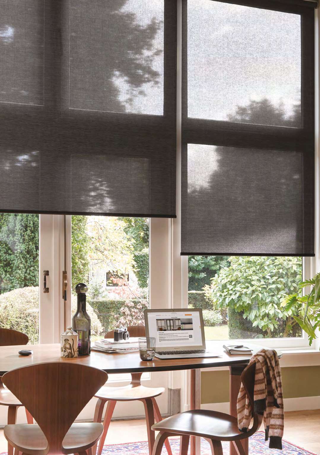 Cortina roller Quantum en living moderno — Hunter Douglas