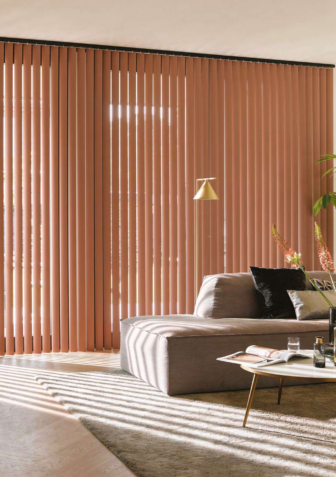Cortina vertical en ventanal amplio — Hunter Douglas